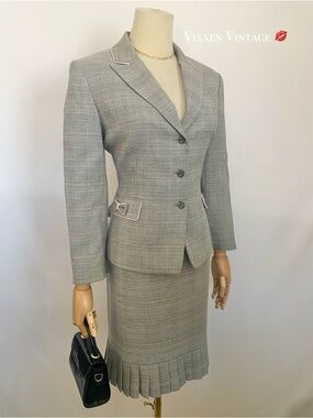 VINTAGE Y2K TAHARI ‘PAULIE’ PLAID BOW APPLIQUÉ 2-PIECE SKIRT SUIT IN GREY/PINK